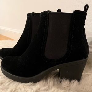 Chunky heel Chelsea boots